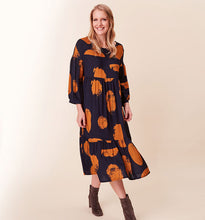 Lade das Bild in den Galerie-Viewer, Skandi Løve. Kleider
