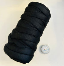 Lade das Bild in den Galerie-Viewer, Handstrickgarn schwarz Premium Giraffenland 500g

