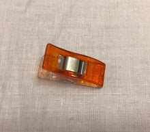 Lade das Bild in den Galerie-Viewer, Clover Stoffklammern 1 Stk. orange
