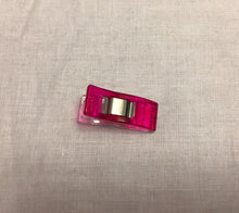 Lade das Bild in den Galerie-Viewer, Clover Stoffklammern 1 Stk. pink
