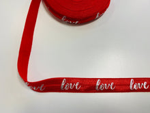 Lade das Bild in den Galerie-Viewer, Gummiband Haarband Armband Love silber auf rot
